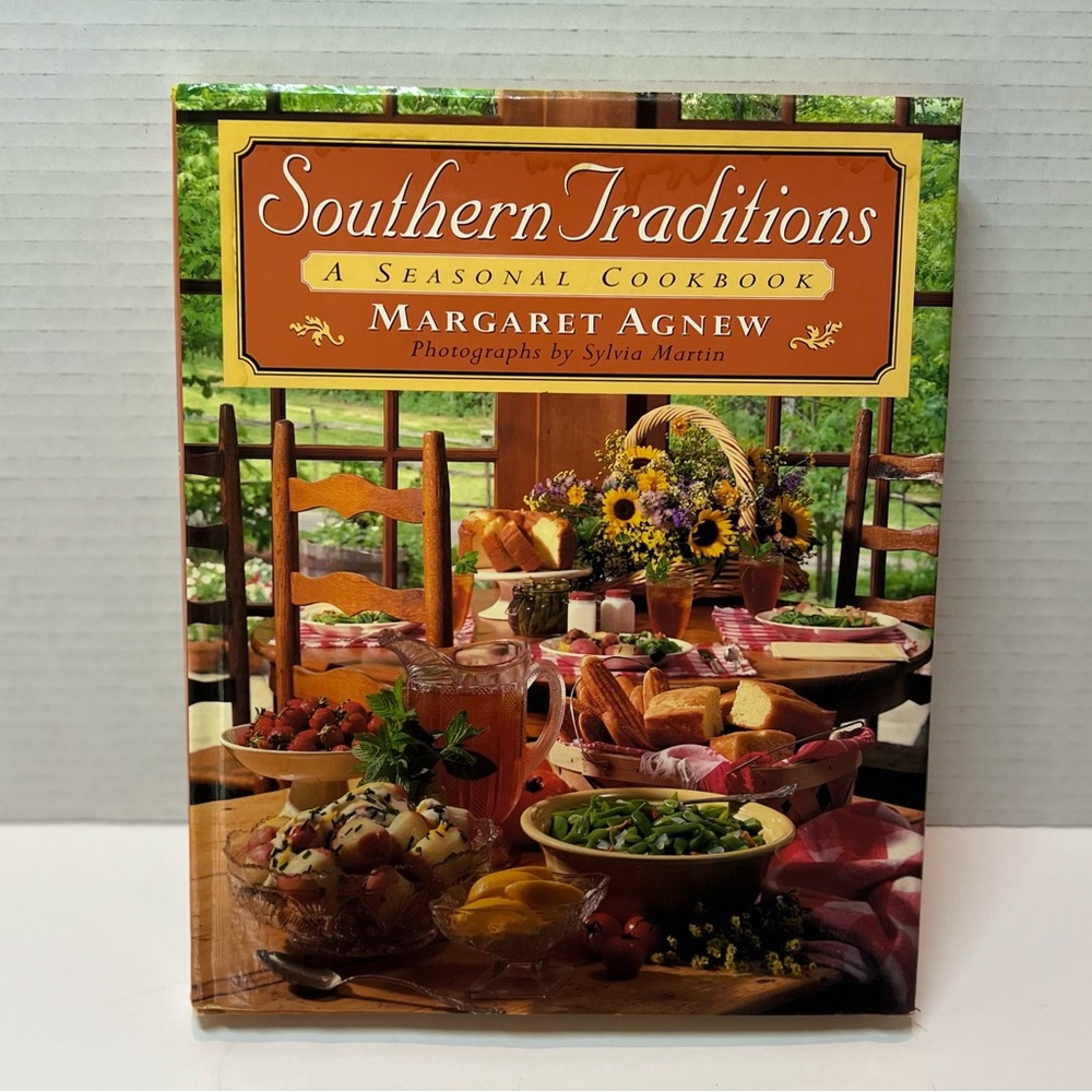 Southern Traditions Hard Cover 256p 8.5x10.5
A SEASONAL Сооквоок MARGARET AGNEW